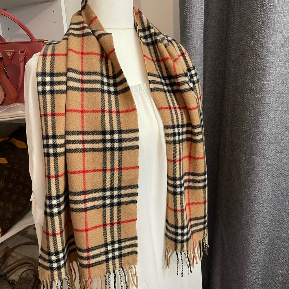 - 💕Burberrys of London 💯 %Lambswool Nova Check  Scarf💕